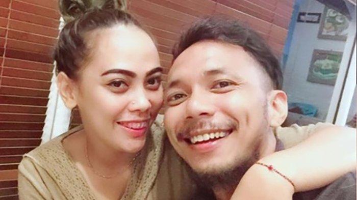 Norman Kamaru dan Jhasmine Titis, istrinya. Norman Kamaru lama 'menghilang', hingga mendadak dikabarkan sudah pindah keyakinan dan mengganti namanya, Jumat (4/2/2022). Benarkah?