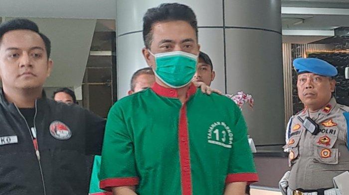 Pesulap Oge Arthemus terlihat menundukkan kepala saat dihadirkan polisi didepan wartawan saat jumpa pers di Mapolres Metro Jakarta Barat, Selasa (29/8/2023). Oge Arthemus ditangkap polisi setelah diduga memiliki tanaman ganja dan menyalahgunakan narkoba jenis ganja. Oge Arthemus yang pernah ikut audisi Asia's Got Talent 2019 ini tampak memakai baju tahanan narkoba bernomor 13. Pesulap tersebut ditangkap polisi di Yogyakarta saat sedang touring motor, Jumat (25/8/2023).