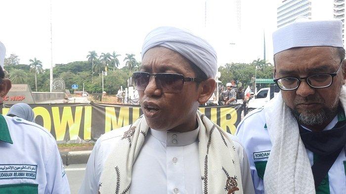 Koordinator Lapangan (Korlap) PA 212 di Patung Kuda, Buya Husein di lokasi Demo Patung Kuda Senin (20/3/2023).
