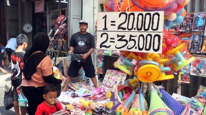 Pasar Asemka menjadi surga buat anak-anak, karena di sana banyak dijual mainan anak-anak dengan harga terjangkau.