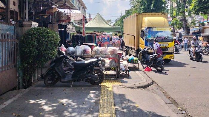 Masyarakat keluhkan pedestrian di Jalan Sumur Batu Raya, Kelurahan Sumur Batu, Kemayoran, Jakarta Pusat jadi lokasi parkir kendaraan roda empat dan roda dua, hingga adanya pedagang kaki lima (PKL).