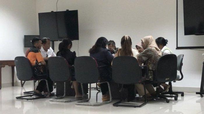 KPAD Kota Bekasi saat menerima pelajar perempuan yang jadi korban dari perkelahian sesama temannya akibat isu hubungan intim.
