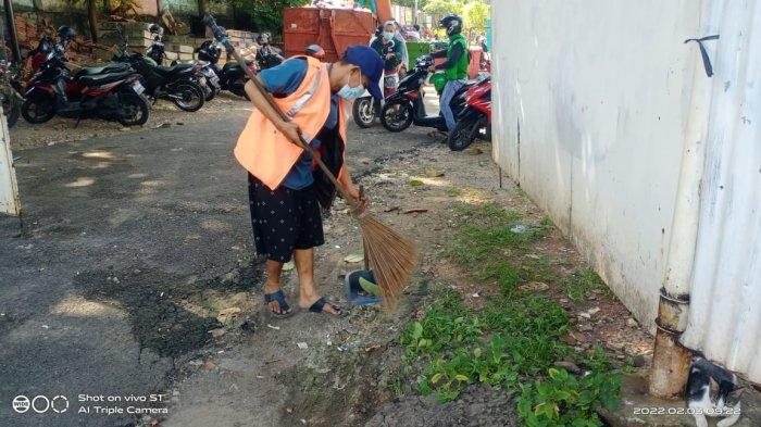 Pelanggar protokol kesehatan di Palmerah yang terjaring razia diberikan sanksi sosial menyapu jalan, Kamis (3/2/2022).