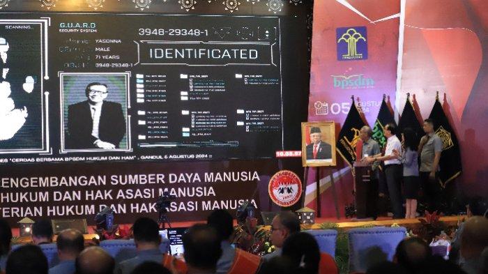 Menteri Hukum dan HAM Yasonna H. Laoly (kemeja putih) menghadiri peluncuran Webinar Series dengan tema 'Cerdas Bersama BPSDM Hukum dan HAM' yang digelar BPSDM Hukum dan HAM .Webinar hadiri langsung oleh sebagai narasumber utama dengan materi 'SDM Berkualitas Menyongsong Indonesia Emas 2045', Senin (5/8/2024).