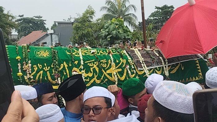 Ribuan pelayat mengantarkan jenazah Habib Hasan bin Ja'far Assegaf ke persemayaman terakhir di area Masjid Nurul Musthofa, Cilodong, Depok, Kamis (14/3/2024)
