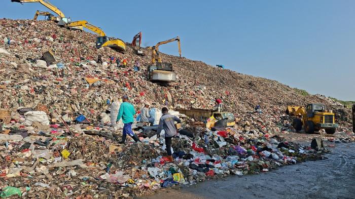 TPA CIPAYUNG - Pemulung sampah di TPA Cipayung, Kota Depok, Jawa Barat, tampak berjibaku mengais sampah, Selasa (29/7/2025). Hasil dari memulung itu ternyata sangat berdampak buat ekonomi mereka, yakni bisa menyekolahkan anak.