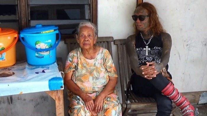 Pendeta Agus Sutikno merayakan Natal bersama lansia yang tinggal di Yayasan Hati Bagi Bangsa di Jalan Manggis II Lamper Lor Semarang Selatan, Rabu (25/12/2024). Yayasan tersebut didirikan Agus 18 tahun silam untuk memberi harapan baru bagi masyarakat marjinal di Kota Semarang. (Budi Susanto/TribunBanyumas.com)