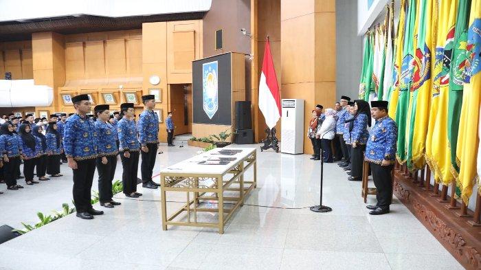 Sekjen Kemendagri Suhajar Diantoro memimpin pengambilan sumpah/janji jabatan pegawai negeri sipil (PNS) Tahun Anggaran 2023 di lingkup Kemendagri dan Badan Nasional Pengelola Perbatasan (BNPP) di Gedung Sasana Bhakti Praja Kantor Kemendagri, Jakarta, Rabu (13/12/2023).