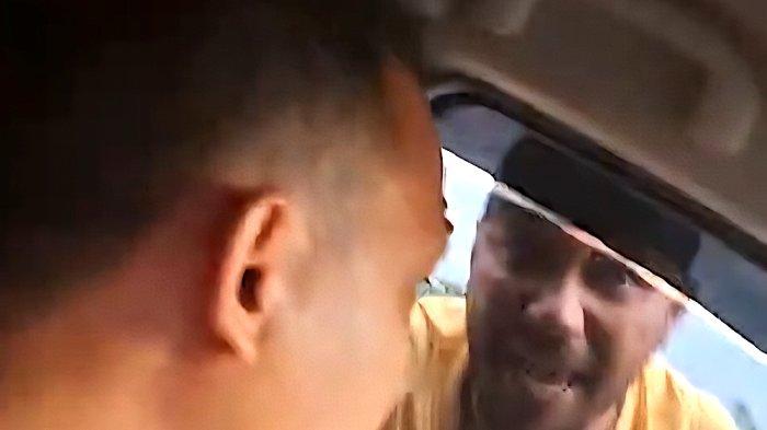 Tangkapan layar video yang diterima Tribun Bekasi terkait sejumlah Debt Collector (DC) diduga menghadang serta meminta pengendara menyerahkan mobil di kawasan Ruko Kalimas Margahayu, Kecamatan Bekasi Timur, Kota Bekasi, Sabtu (5/7/2025). (Dok Video Amatir Terduga Korban)