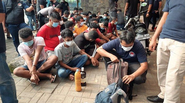 Polisi berhasil menggulung pemakai, kurir dan pengedar narkoba di Kamung Ambon, Cengkareng, Jakarta Barat, beberapa waktu lalu.
