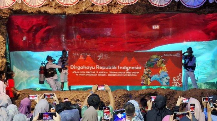 Ancol Taman Impian melaksanakan pengibaran bendera merah putih di dalam air di Sea World, Ancol, Taman Impian pada Kamis (17/8/2023).