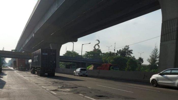 Ilustrasi jalan tol Jakarta-Cikampek yang rusak.