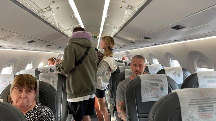 Suasana kabin pesawat Scoot Embraer dengan konfigurasi tempat duduk 2-2 dan bermesin senyap dengan tujuan Indonesia ke Thailand.