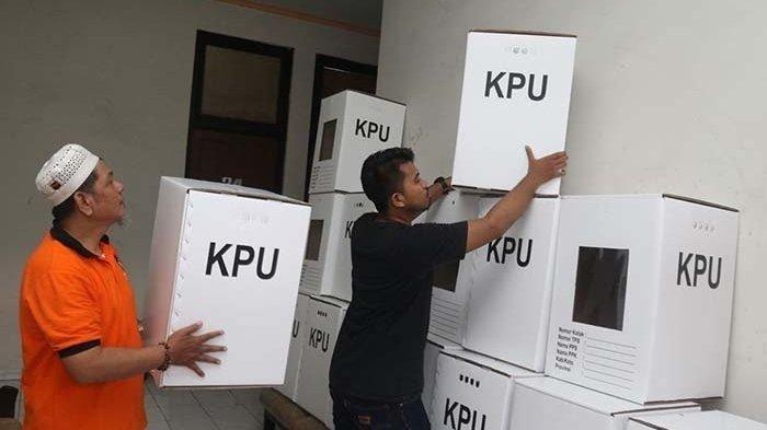 Ilustrasi - Petugas KPU sedang merapihkan kotak suara.