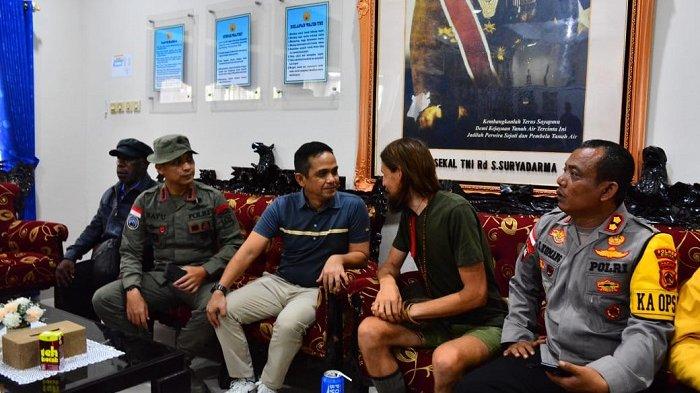 Pilot Susi Air, Kapten Philip Mark Mehrtens, akhirnya dibebaskan usai disandera kelompok kriminal bersenjata (KKB) di wilayah Nduga selama 1,5 tahun. (Dok Polri)