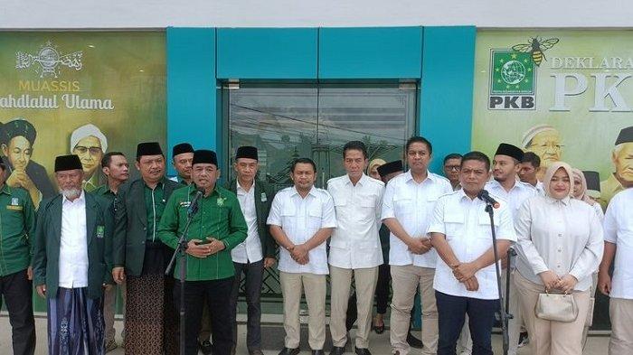 Jajaran pengurus DPD Partai Gerindra Banten mengunjungi Kantor DPW PKB Banten di Jalan Ki Ajurum, Cipocok Jaya, Kota Serang. Minggu (28/4/2024). Kedua partai menginsyaratkan kemungkinan berkoalisi di Pilkada Banten 2024.(KOMPAS.COM/RASYID RIDHO)