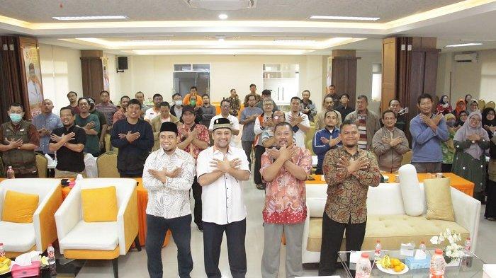 Para kader dan pengurus DPD maupun DPC PKS se-Jakarta berfoto bersama saat Workshop Pemenangan Digital untuk meraih kemenangan Pemilu 2024 mendatang, Minggu (23/7/2023). Acara yang digelar selama dua hari sejak Sabtu (22/7/2023) ini dihadiri oleh sekitar 80-an peserta.