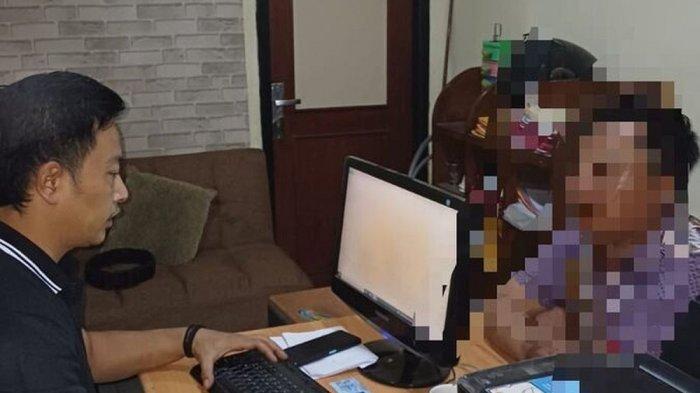 Polis menangkap joki atau pemandu jalur alternatif yang menggetok tarif tak wajar sebesar Rp 850.000 kepada rombongan wisatawan agar sampai ke Puncak, Bogor, Jawa Barat. Kini, pelaku berinisial CN alias Bokep menjalani pemeriksaan di Polsek Megamendung, Sabtu (21/12/2024)(Dok. Polsek Megamendung)