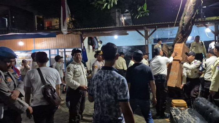 ORMAS BPPKB - Aparat gabungan membongkar markas Ormas BPPKB di Pasar Induk Kramar Jati, Jaktim, Rabu (14/5/2025) malam. Hal ini dampak dari kasus preman mengancam pensiunan polisi.
