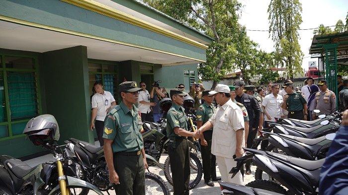 Capres sekaligus Menteri Pertahanan Prabowo Subianto menyerahkan bantuan 153 unit sepeda motor trail untuk prajurit Babinsa TNI AD di wilayah Kodim 0811 Tuban, Jawa Timur, Minggu (26/11/2023).