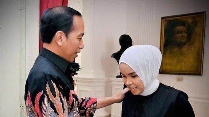 Penyanyi Putri Ariani bertemu Presiden Joko Widodo di Istana Merdeka Jakarta, Rabu (14/6/2023). Selain memperlihatkan golden buzzer, Putri Ariani juga menyanyikan dua lagu ciptaannya sambil memainkan piano didepan Presiden Joko Widodo.