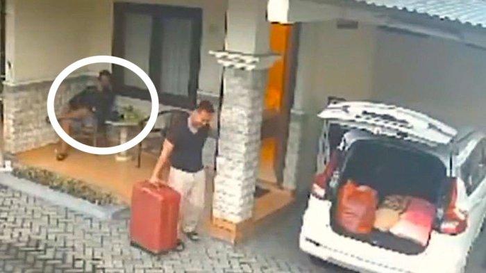 MAYAT MUTILASI KOPER - Tampak pria duduk di teras kamar hotel 301 di Kediri saat Antok bawa mayat Uswatun di dalam koper yang dibuang di Ngawi. Siapakah dia?