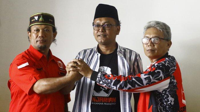 Aktivis sekaligus Politisi PSI HM Guntur Romli saat konferensi pers terkait kehadiran Prabowo Subianto ke DPP PSI di Bakoel Koffie, Cikini, Jakarta Pusat, Sabtu (5/8/2023). Muhammad Guntur Romli menyatakan keluar dari Partai Solidaritas Indonesia (PSI). Keputusan itu diambil Guntur setelah melihat sinyal kedekatan partainya itu dengan calon presiden dari Partai Gerindra, Prabowo Subianto.