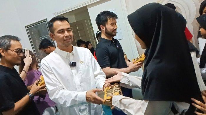 Pengusaha muda Rudy Salim mengajak Raffi Ahmad untuk membagikan burger kepada anak panti asuhan di Kemang, Jakarta Selatan, Jumat (10/1/2025),