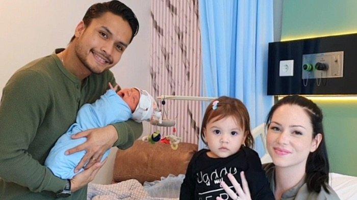 Pemain film dan sinetron Randy Pangalila merasa semakin bahagia setelah anak kedua berjenis kelamin laki-laki dilahirkan. Chelsey Frank, istri Randy Pangalila, melahirkan anak keduanya tersebut melalui proses persalinan caesar di sebuah rumah sakit di kawasan Sentul, Babakan Madang, Kabupaten Bogor, Jawa Barat, Rabu (21/6/2023) pukul 02.49 WIB.