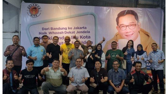 Ketua Umum Relawan Kita (RK) Henry Baskoro (tengah, mengangkat tangan) dan Koordinator RK Jakarta Timur Ahmad Rindi bersama para koordinator kecamatan dan penggiat komunitas buruh, olahraga, dan keumatan dalam dialog komunitas di Pulo Gebang, Jakarta Timur (31/7/2024).
