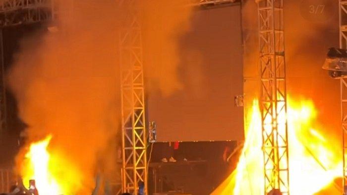 Ratusan muda-mudi membakar panggung konser Tangerang Lentera Festival 2024 di Pasart Kemis, Kabupaten Tangerang, Minggu (23/6/2024) malam. Mereka kesal konser batal digelar padahal sudah bayar.