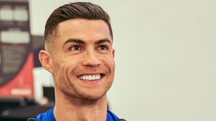 Bintang sepak bila dunia Cristiano Ronaldo akan mengejutkan penggemarnya di Indonesia, karena akan ke Kupang, NTT, Rabu (19/2/2025). Ronaldo tiba hari ini di Bandara Soetta. Kunjungannya ke Kupang untuk sebuah aksi sosial.