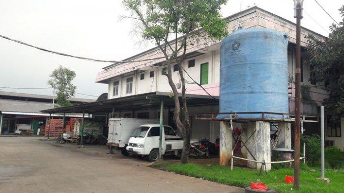 Rumah Pemotongan Hewan Unggas (RPHU) Rawa Kepiting di dalam Kawasan Industri Pulogadung, Jakarta Timur dibangun tahun 2000. Saat ini RPHU tersebut ditutup oleh ormas.