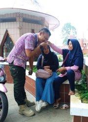 Momen kepala security (satpam) bernama Aan Cholid meminta maaf pada seorang wanita tua yang bekerja sebagai pedagang kaki lima (PKL) ilegal di kawasan TMII, Rabu (25/10/2023). Sebelumnya, Aan membentak dengan kasar.