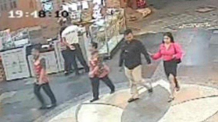 MESRA DINNER BARENG - Momen Antok dan Uswatun Khasanah mesra gandengan tangan terekam CCTV sebuah resto tempat mereka makan malam, Minggu (19/1/2025). Mereka dinner kurang lebih sekitar satu jam, setelah itu check in di hotel di kawasan Semampir, Kota Kediri.