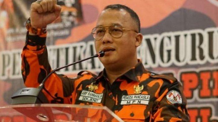 Sekjen Barikade 98 yang juga Sekjen Pemuda Pancasila (PP) Arif Rahman, menjadi korban pengeroyokan di Menara Kadin. Arif adalah staf khusus Arsjad Rasjid.