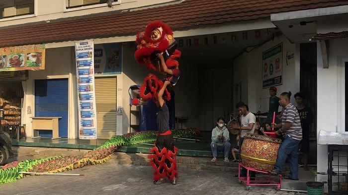 Sasana Shen Lung yang menyediakan jasa atraksi barongsai dan liong sedang berlatih.