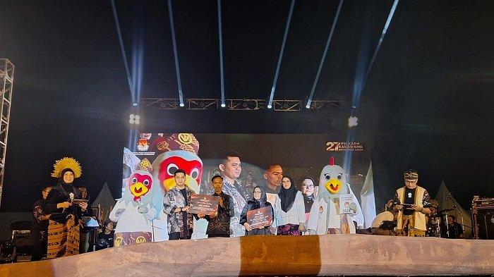 Komisi Pemilihan Umum (KPU) Kabupaten Karawang memperkenalkan Si Cipa dan Rage sebagai maskot dalam Peluncuran Pilkada Karawang 2024 di Lapangan Karangpawitan, Sabtu (1/6/2024).