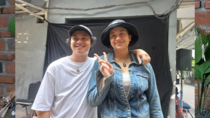 Pasangan selebritas Sitha Marino dan Bastian Steel di Studio 41, Mampang Prapatan, Jakarta Selatan, Selasa (18/4/2023). Mereka mulai menjalin cinta sejak tahun 2020.