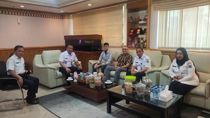 Korban kabel semrawut Sultan Rifat mengunjungi Wali Kota Jakarta Selatan Munjirin, Rabu (13/12/2023).