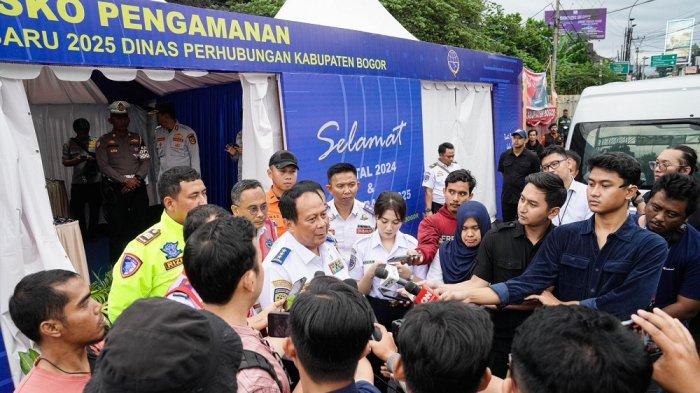 Wamenhub RI Suntana saat memantau penyelenggaraan angkutan Natal 2024 dan Tahun Baru 2025 di Pos Gadog Puncak Bogor, Rabu (25/12/2024).