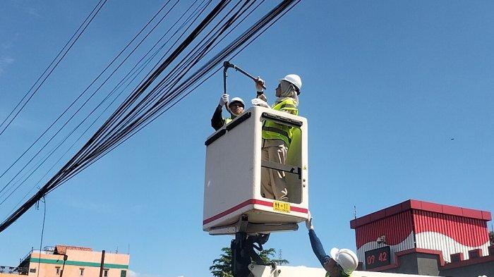KABEL FIBER OPTIK SEMRAWUT - Wali Kota Depok, Supian Suri dan Wakil Ketua DPRD Kota Depok, Yeti Wulandari secara simbolik memotong kabel fiber optik semrawut di Jalan Komjen Pol M Jasin, Kamis (24/4/2025).