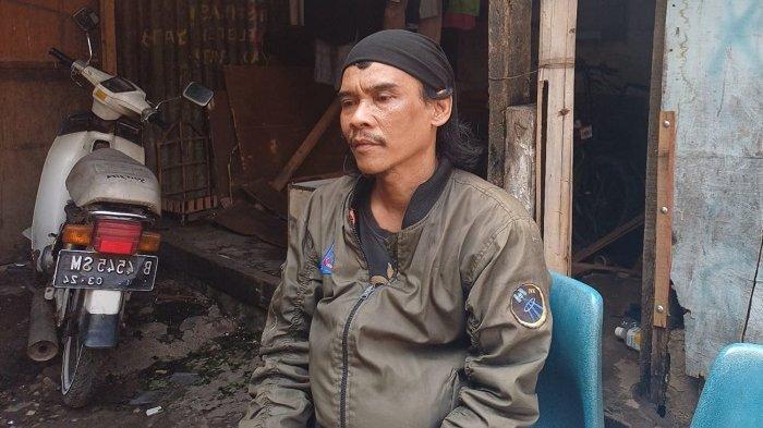 Sopir bajaj bernama Supriyadi yang mengalami insiden kemalingan, Jumat (5/7/2024) lalu. Dia takut lapor ke polisi karena khawatir dipungut biaya, maka dia pun mencarinya sendiri.