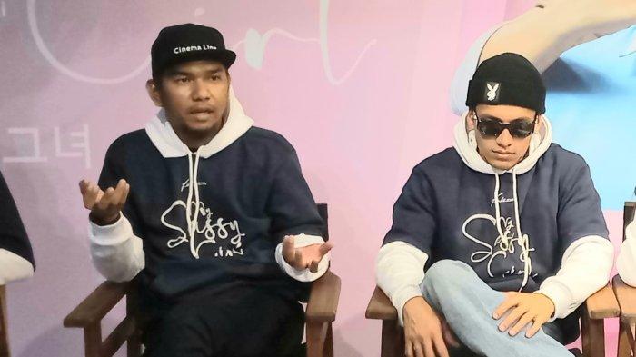 Sutradara Fajar Bustomi (kiri) saat jumpa pers film My Sassy Girl di kawasan Duren Tiga, Jakarta Selatan, Selasa (31/5/2022).