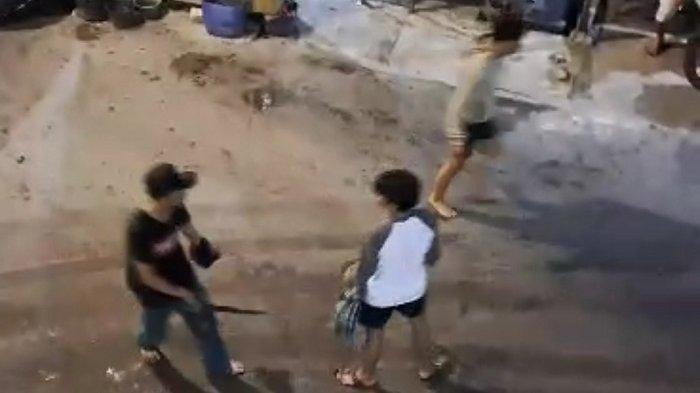 Aksi tawuran di pelelangan ikan Kalibaru, Cilincing, Jakarta Utara pada Jumat (14/7/2023) lalu. (Dok: Istimewa).