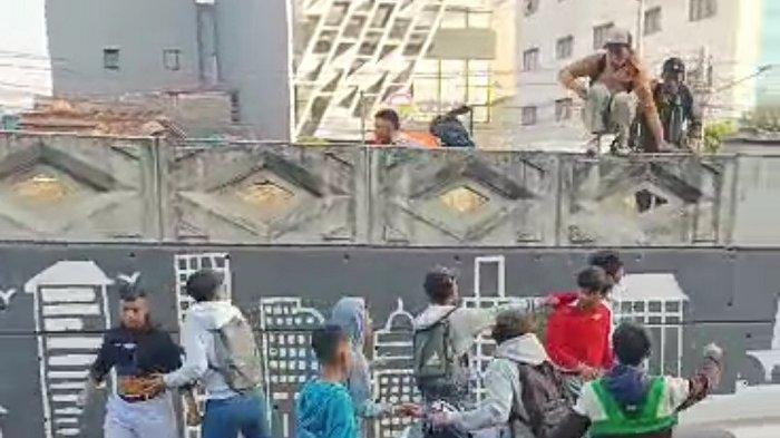 Pelajar SMA di Jakarta Utara bikin malu, tahun ajaran baru sekolah malah diisi dengan tawuran, Selasa (18/7/2023). Dalam aksinya kedua kelompok pelajar itu membawa celurit.