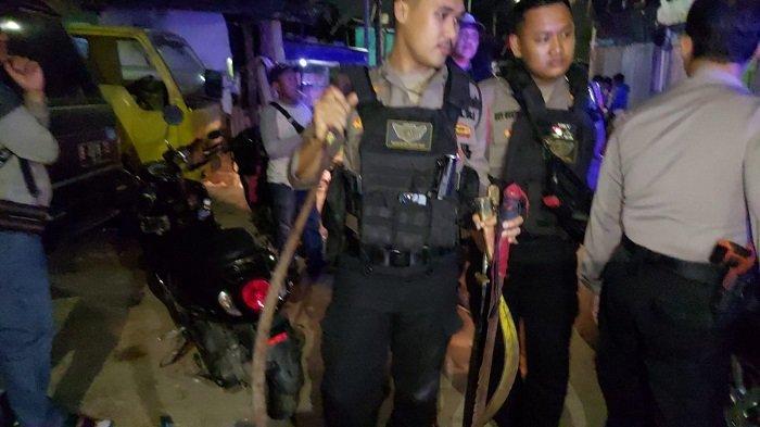 Polisi Polres Metro Jakarta saat menangkap remaja yang hendak tawuran saat libur panjang Maulid Nabi ini.