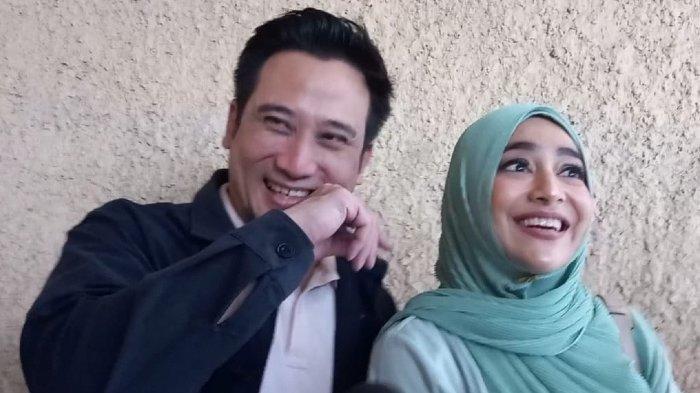 Pasangan selebritas Tengku Firmansyah dan Cindy Fatikasari di kawasan Mampang Prapatan, Jakarta Selatan, Kamis (24/11/2022). Mereka tetap mesra setelah 24 tahun menikah.