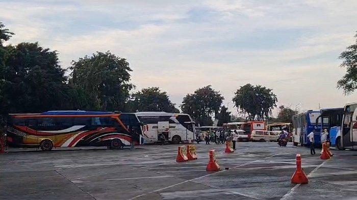 Suasana Terminal Kalideres, Sabtu (13/4/2024), terpantau masih lengang dari pemudik.