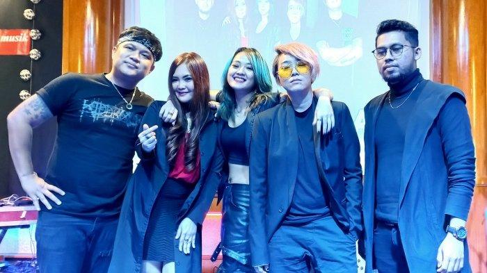 Posan Tobing bersama The Winner dan Pare serta Icez, mantan personel Band Kotak, di Chics Music Studio, kawasan Rawamangun, Jakarta Timur, Rabu (9/11/2022).